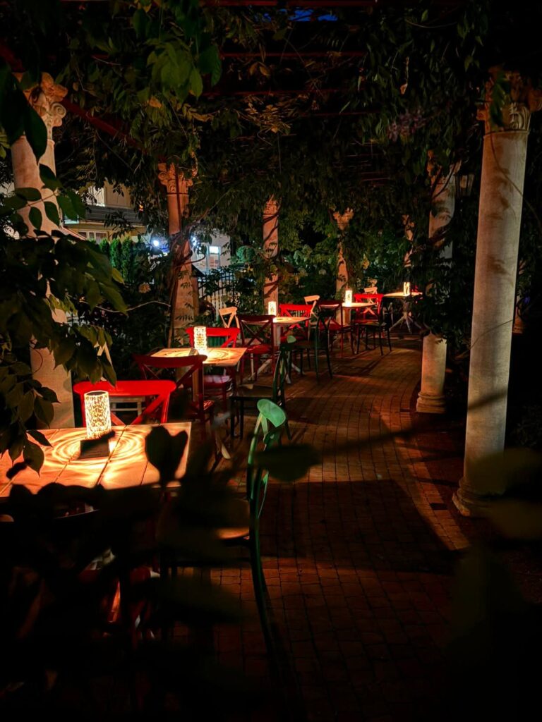 Stoliki w restauracji w Sanoku. Restauracja Sanok